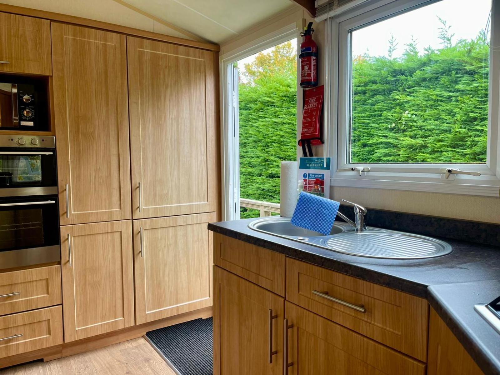 Severnside Boat And Caravan Park Gloucestershire - Caravan 1 Deerhurst Exterior photo